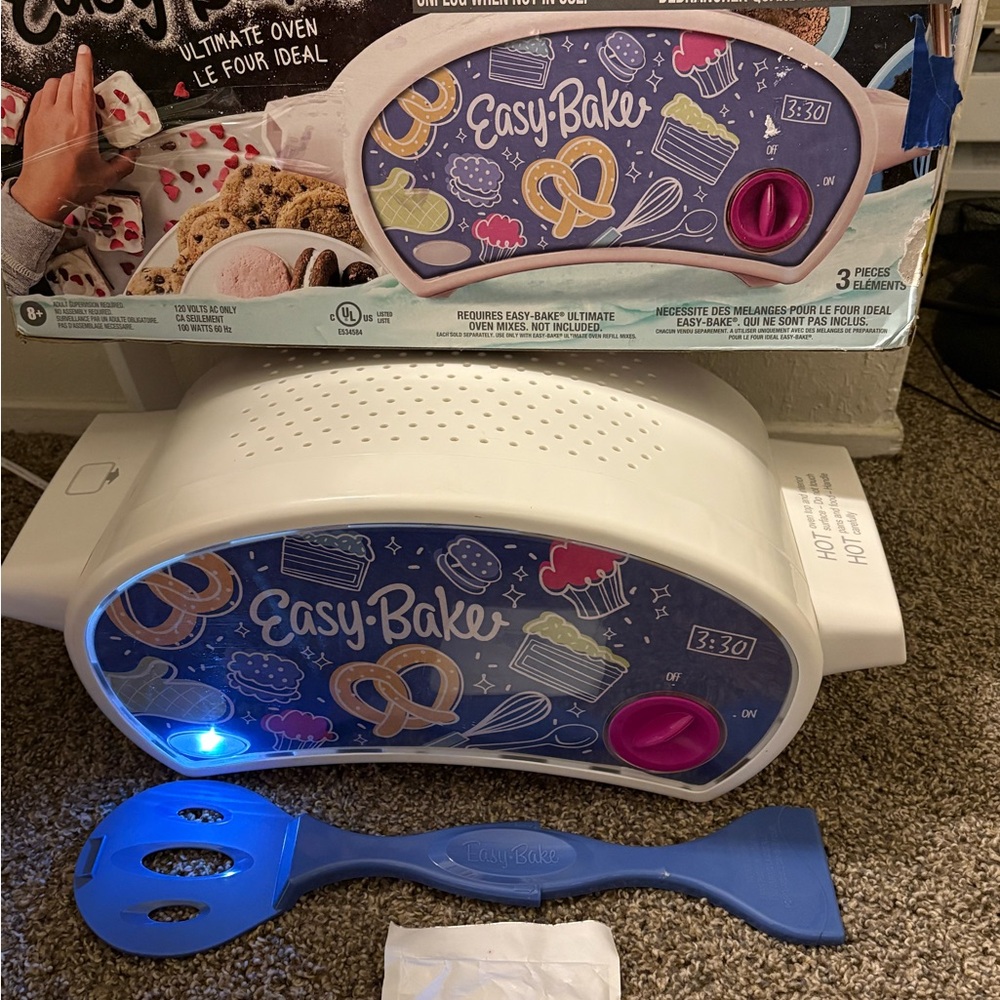 Easy-Bake Ultimate Oven Electric Playset Open box- used see photos